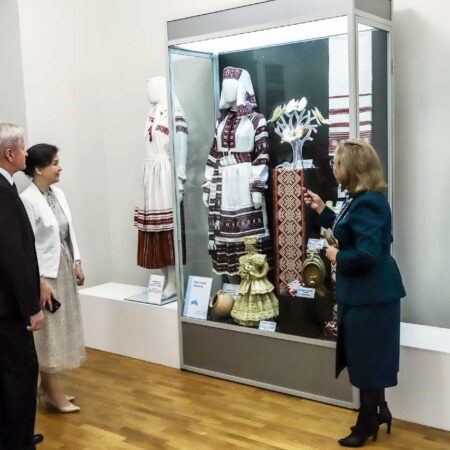 C традициями народной культуры и духовным богатством белорусского народа знакомит новая выставка в главном музее республики
